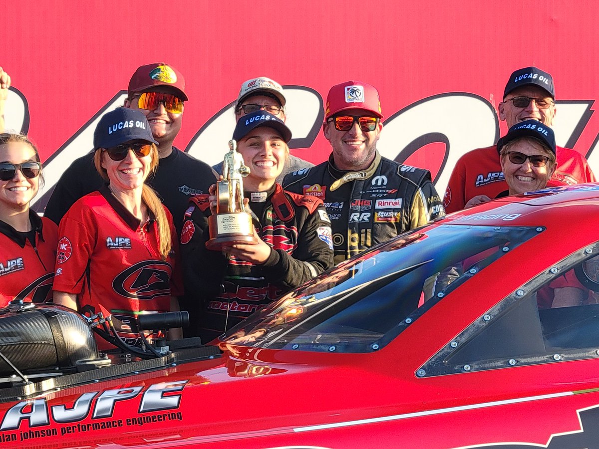 So happy for Maddi Gordon who won her 1st TAFC @NHRA Wally at the @NHRADiv3 race at @RaceIRP - and @TonyStewart made a return to TAD for the weekend and won too! #NHRA