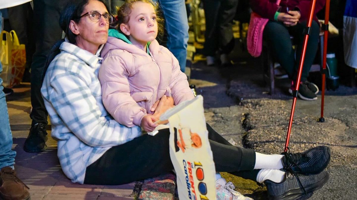 La fría noche de viernes no fue impedimento para que la militancia se acercara a escuchar a Carolina Cosse en Santa Lucía. 

“Con el programa abajo del brazo nos comprometemos a gobernar para cambiar la realidad y volver tener una sociedad más justa”

#alfrenteconcarolinayoscar