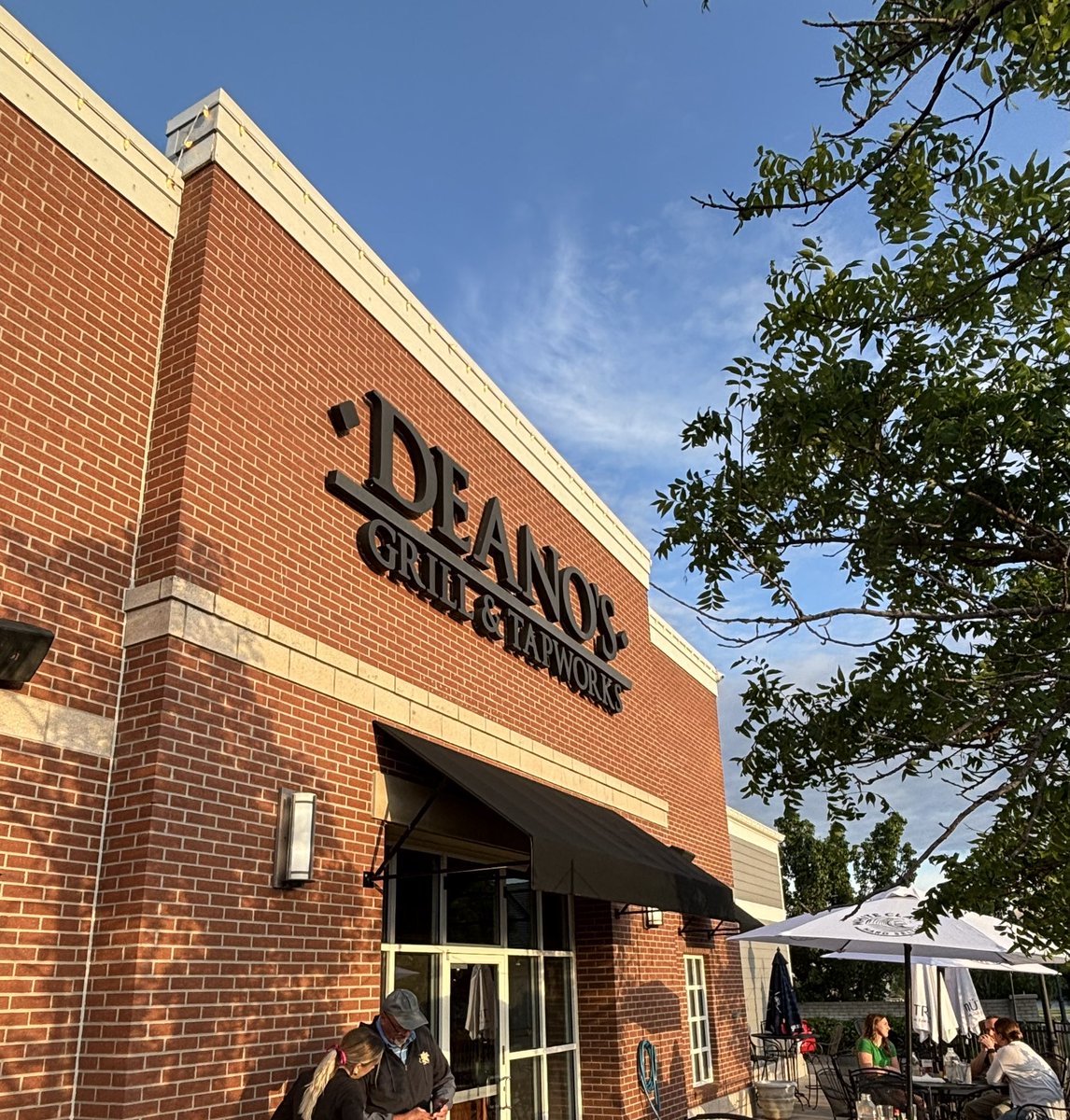 Great start to a Saturday night in @CityofWichita with our legendary @GoShockersTFXC coach Steve Rainbolt 🏅 Awesome service and hospitality from Marlo at Deano’s 🌾🌾🌾