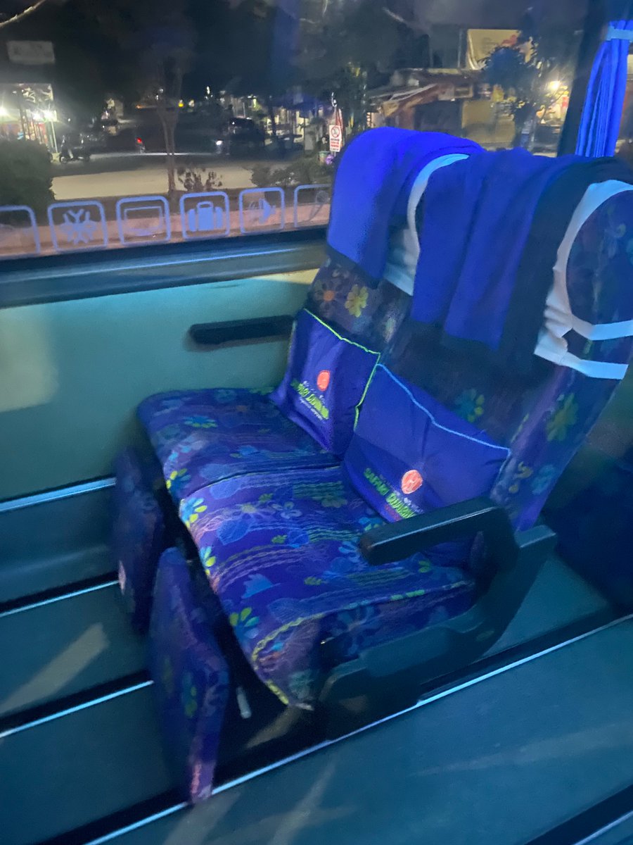 Temanggung Elephant 🐘

Safari Dharma Raya
Executive 30 Seat + Bantal + Selimut
165.000 by promo redBus, normal 200.000
Free Snack + 1x Meal at RM Taman Lestari
Mercedes-Benz OH1518 XBC ex SE

- no complain, overall enak dengan harga segitu bisa naik bis eksekutipp