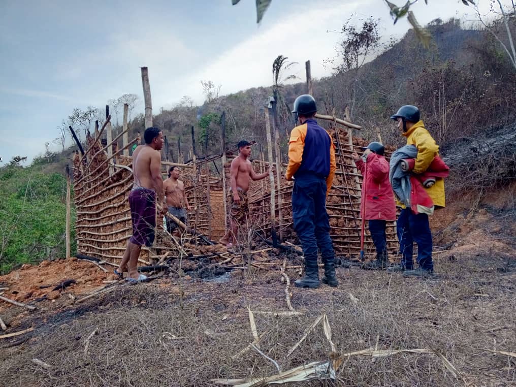 PCivil_Ve's tweet photo. #Entérate🗣️ Efectivos de PC #Sucre y el #GRUMAE realizaron Evaluación de Daños a una vivienda afectada tras un incendio de vegetación, misma que sólo sufrió perdidas estructurales. https://t.co/jWSThDekjJ