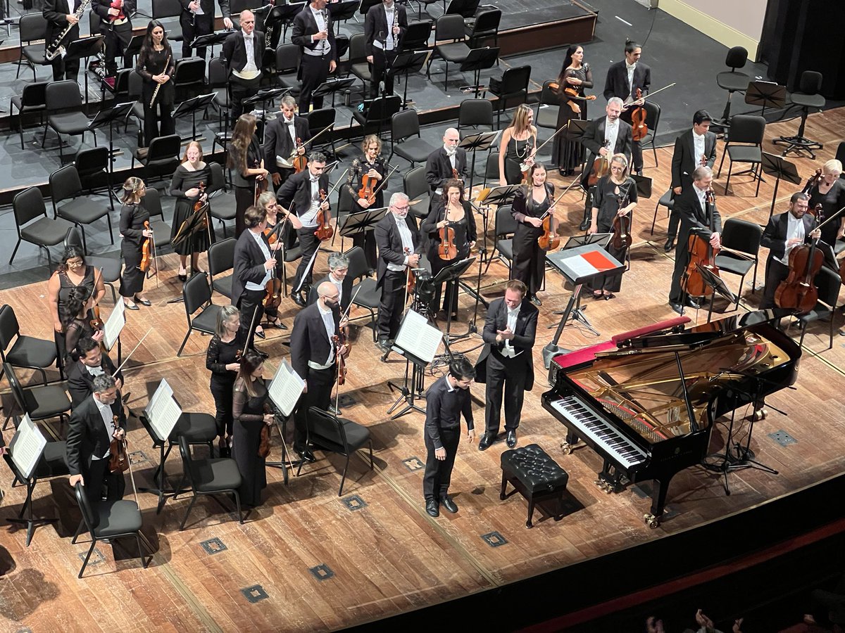 Hermoso concierto de la Orquesta Filarmónica, Tobías Volkmann y @JuanFloristan en el piano @TeatroColon @JorgeTelerman #escenaEnZapatillas