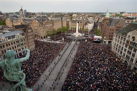 #dodenherdenking 2024 versus 2023

#BenJeNogTrotsOpJeStadHalsema?