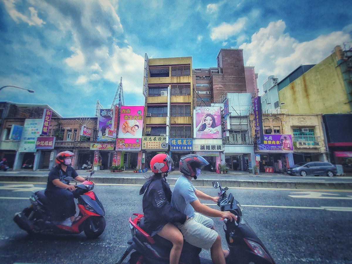 広告だらけ #台湾 #台南 #Taiwan #streetphotography ©️skinskin