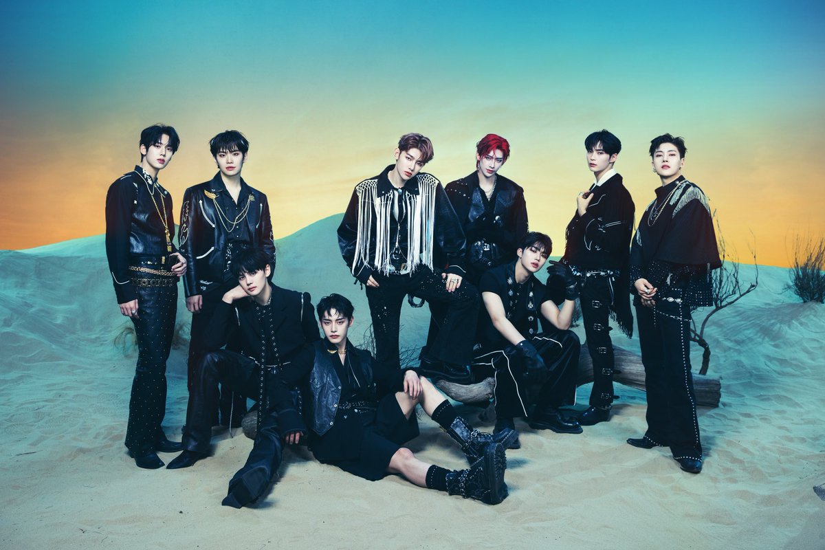 jiwoongx's tweet image. Dressed in black, ZEROBASEONE stands boldly against a backdrop of sand and fading light, capturing the rugged charm of these nine stars in the SOLAR version.