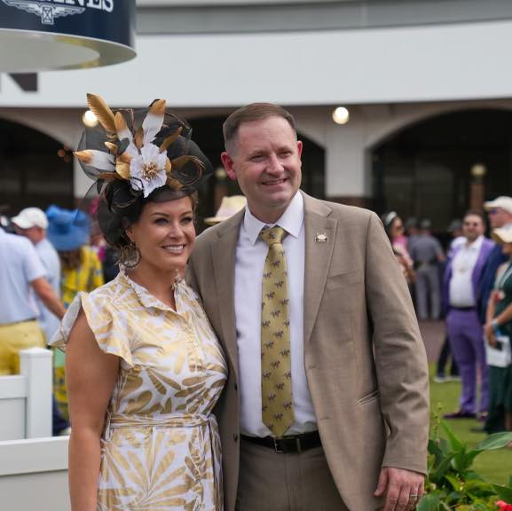 I like to shop small for Kentucky's big day, so here are the small businesses I'm sporting at the 150th @KentuckyDerby! 🏇 👗: @CottonPatchofKY 👒: @akasorority1908 Central Region (w/ a little zhuzh'ing up by Head Turner Designs) 💍: @workthemetal