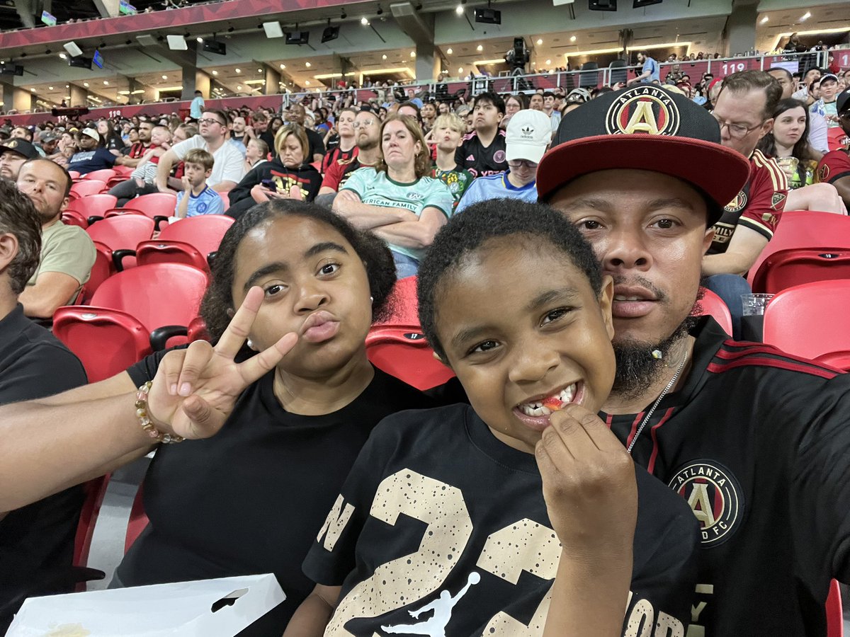 Gooooo UNITED! ⚽️🏟️⚽️🏟️

@ATLUTD fun with the Thomas Gang Melo & Se…. Food on my beard and all 😂😂 #wearetheA