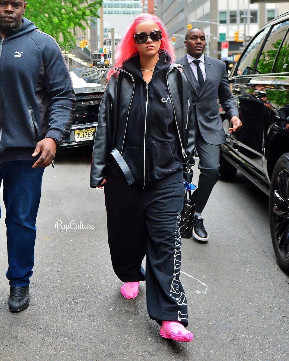 Rihanna spotted with pink hair in New York. 🔥