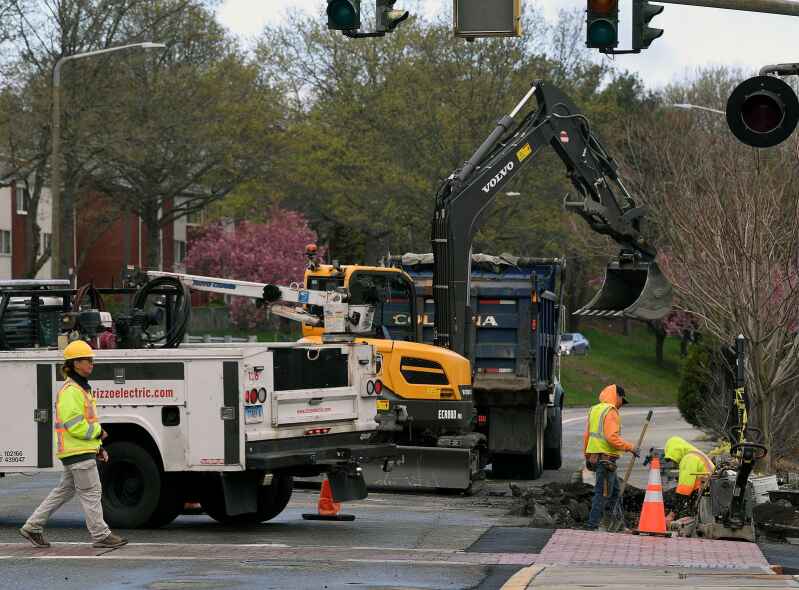 #NewLondon intersection update aimed at keeping car, bus and ferry traffic flowing. tinyurl.com/5n6wfn3u