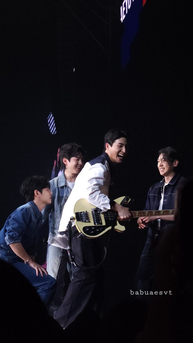 240504 this is so funny😂 3 members help him to stand up, while he's laughing so hard

#SUNGJIN #YOUNGK #WONPIL #DOWOON #DAY6 #SHI2024 #성진 #영케이 #원필 #도운 #데이식스