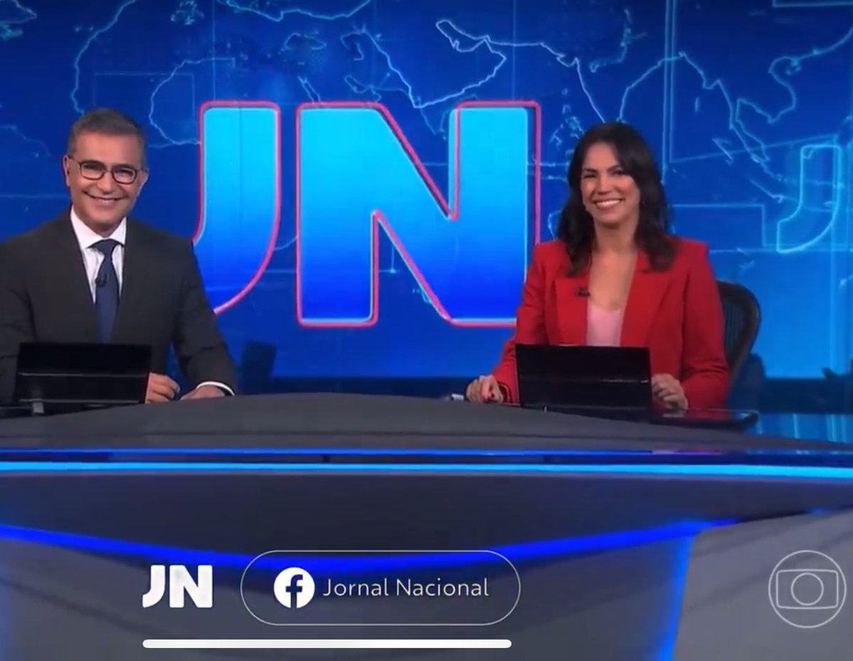 siniak_'s tweet image. essa imagem define. 

“uma boa noite, e um bom fim de semana”

nem um pingo de respeito, empatia ou solidariedade.

assim terminou o maior jornal do nosso pais, com um sorriso de orelha a orelha. 

nem. uma. palavra. 

🫠