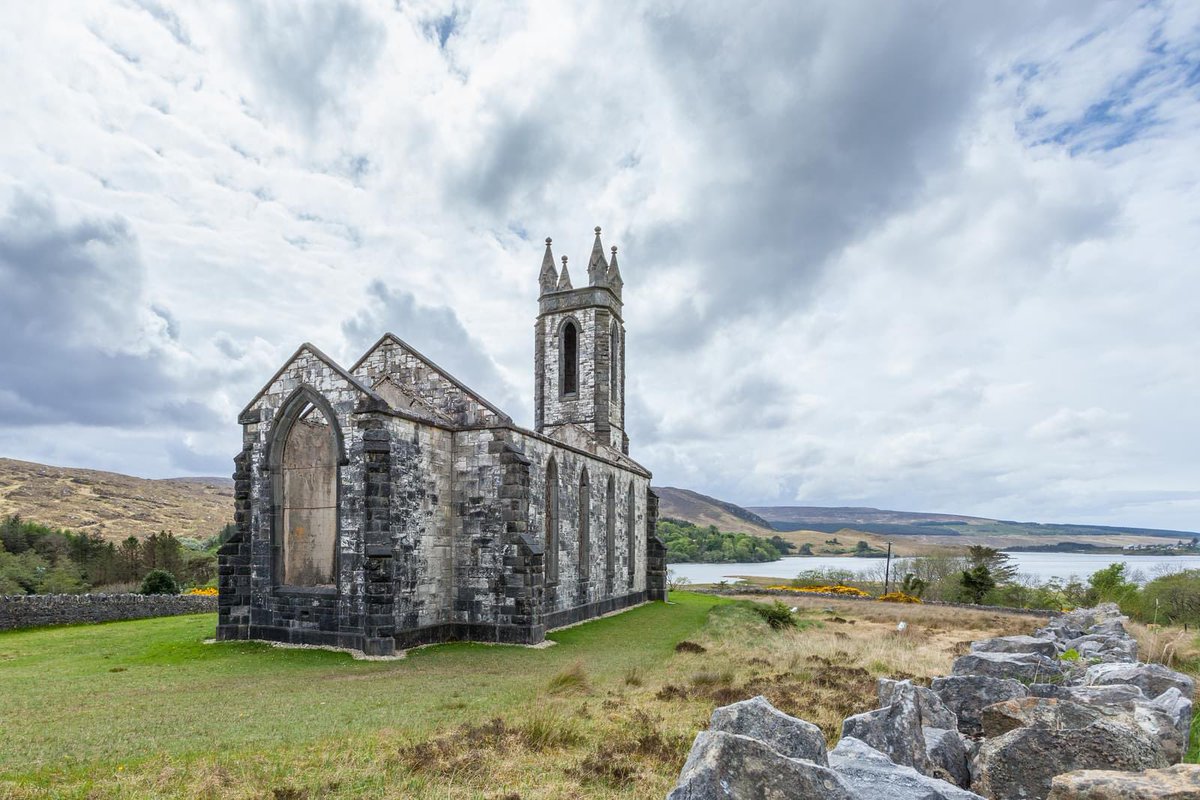 When we plan your trip to Ireland you’ll want to step back in time and visit the enchanting Dunlewey Church in County Donegal. Built in 1853, this picturesque church boasts breathtaking views of Dunlewey Lough lade. #TravelIreland #HistoricSites #IrishHeritage #kelsiestravel