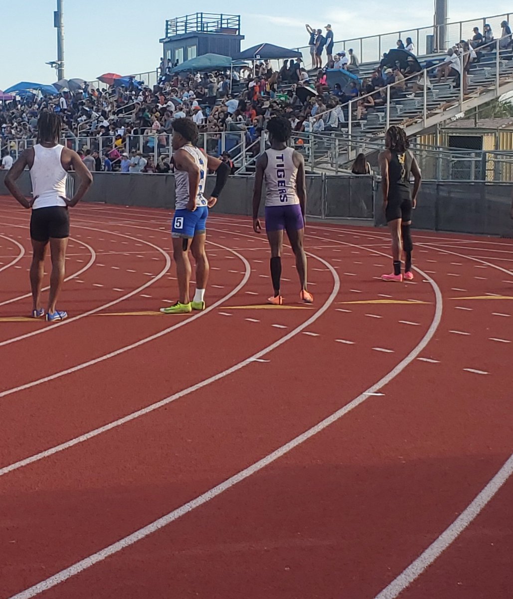 DII 4x100. 8 lanes & AFHSD has 4 schools in it! Congrats to DE for the win, CV 2nd and MHS 4th. @mshudsonaz @MHSTigersAD @1verrado @DesertEdgeTF @DesertEdgeHS