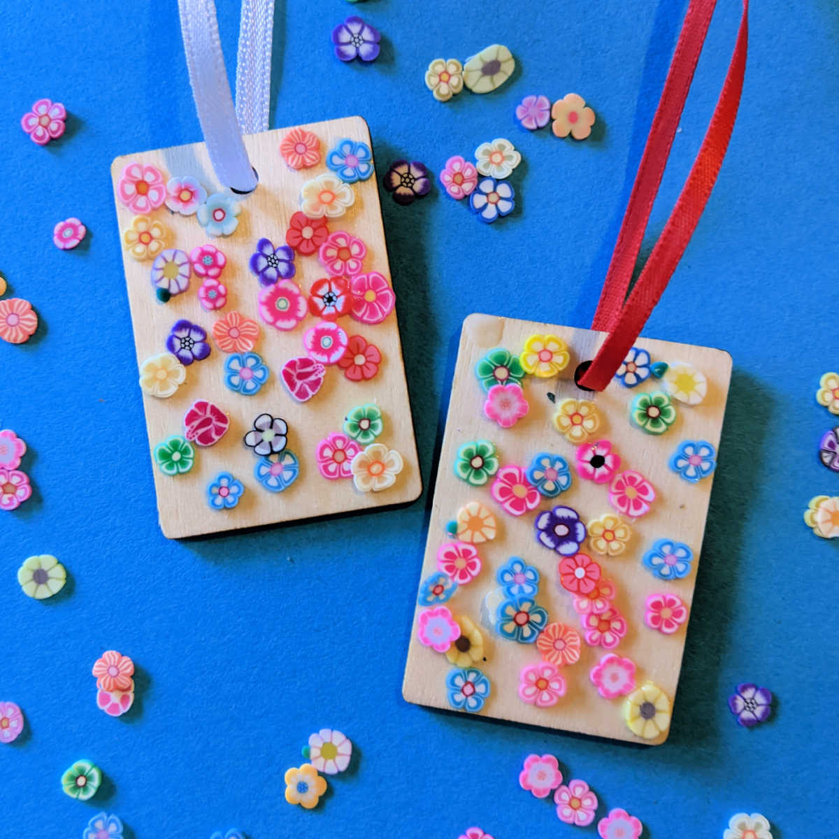 Learn how to make these adorable polymer flower gift tags with simple supplies and this easy craft tutorial! mamalikesthis.com/flower-gift-ta…