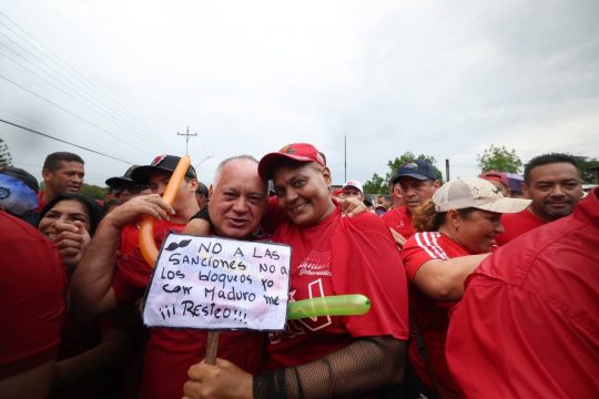 Diosdado Cabello: Candidatos de derecha vienen a pedir el voto del pueblo que tanto se han empeñado en perjudicar lc.cx/DLf95m #SomosEspírituPatriótico