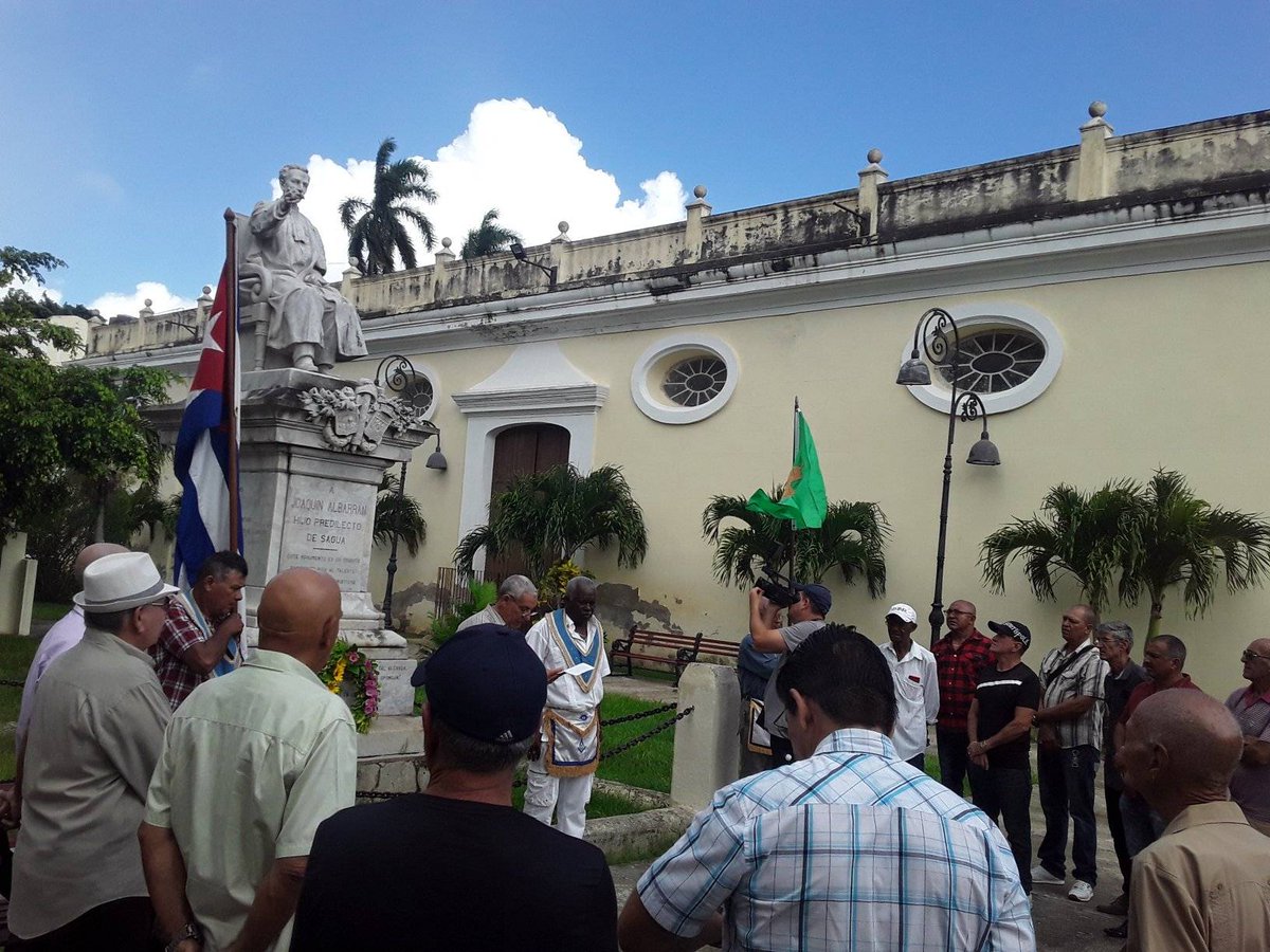 Frente al monumento erigido a la memoria de ese grande de la medicina de #SagualaGrande y de #Cuba que fue Joaquín Albarrán, varias generaciones de sagüeros han rendido durante años tributo a su memoria.
#FCMSagua #TenemosMemoria #CubaViveEnSuHistoria