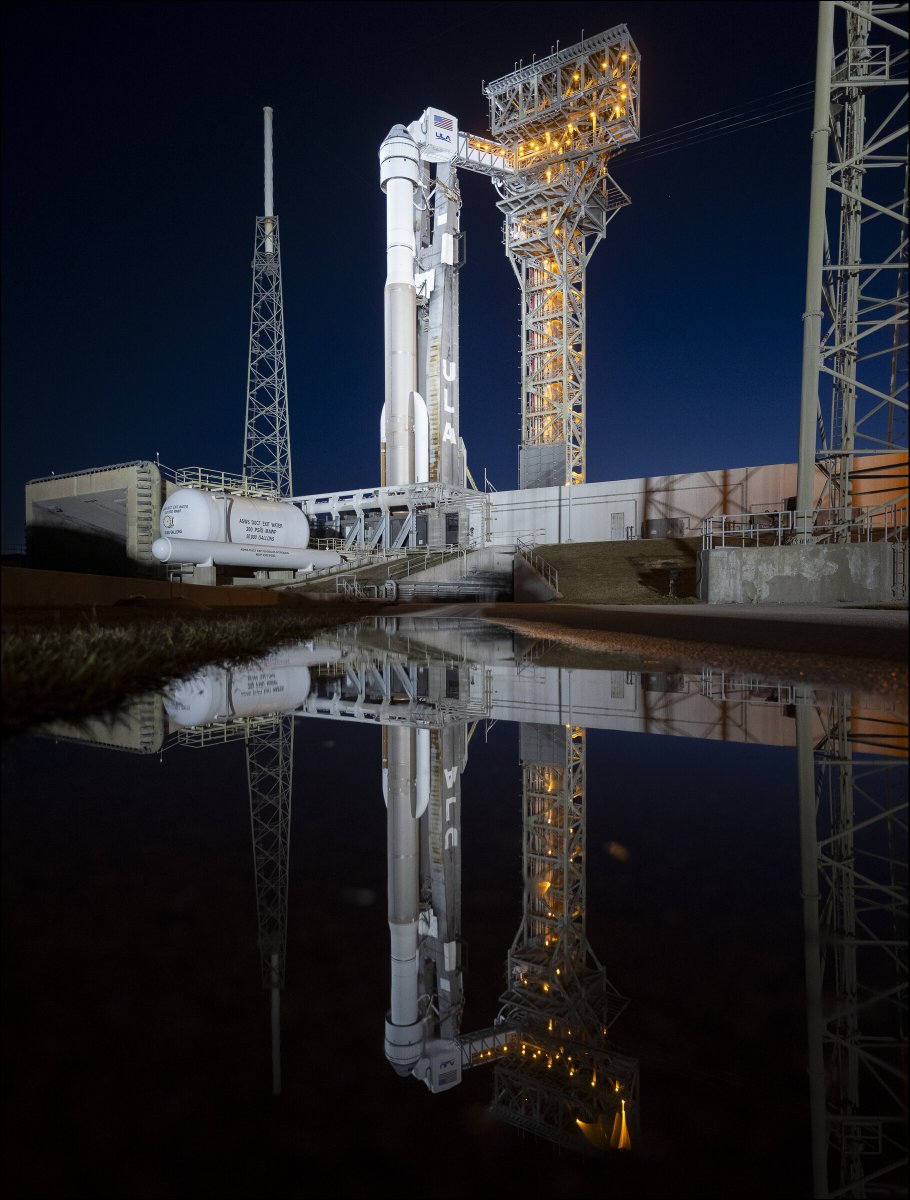 A @ulalaunch Atlas V with @BoeingSpace's #Starliner spacecraft is seen illuminated by spotlights after sunset at SLC-41 as preparations continue for launch. 📷: flic.kr/s/aHBqjBoSpk