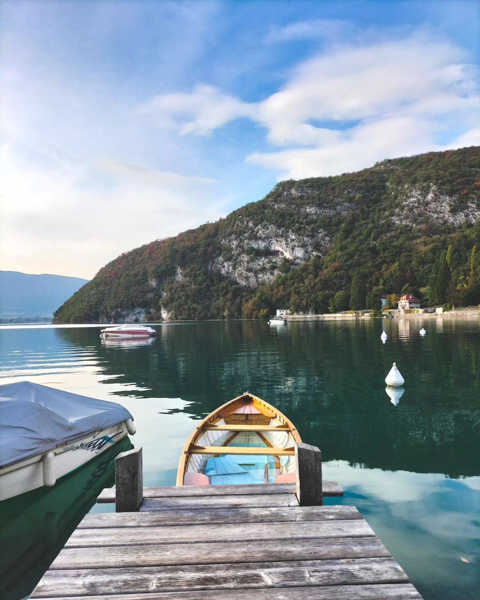 ⛵️ | 𝐃𝐨𝐮𝐜𝐞𝐮𝐫𝐬 𝐝𝐮 𝐦𝐚𝐭𝐢𝐧 sur le Lac d’Annecy 😇 Et vous quel est votre lac préféré en Haute-Savoie ? 😏 📍Talloires 📸 Instagram.com/gwendo_travel - #HauteSavoie #Dep_74 #lacannecy #lacdannecy #annecylake
