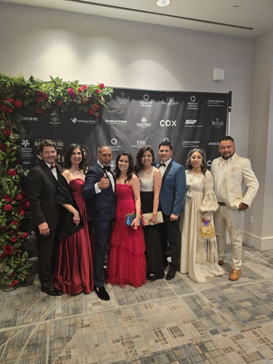 A successful Arizona Hispanic Chamber of Commerce Business and Black Tie Event #AZHCCBALL! What a great reunion celebrating so many awardees, including ‘Woman of the Year, @StephanieParra’! En hora buena!