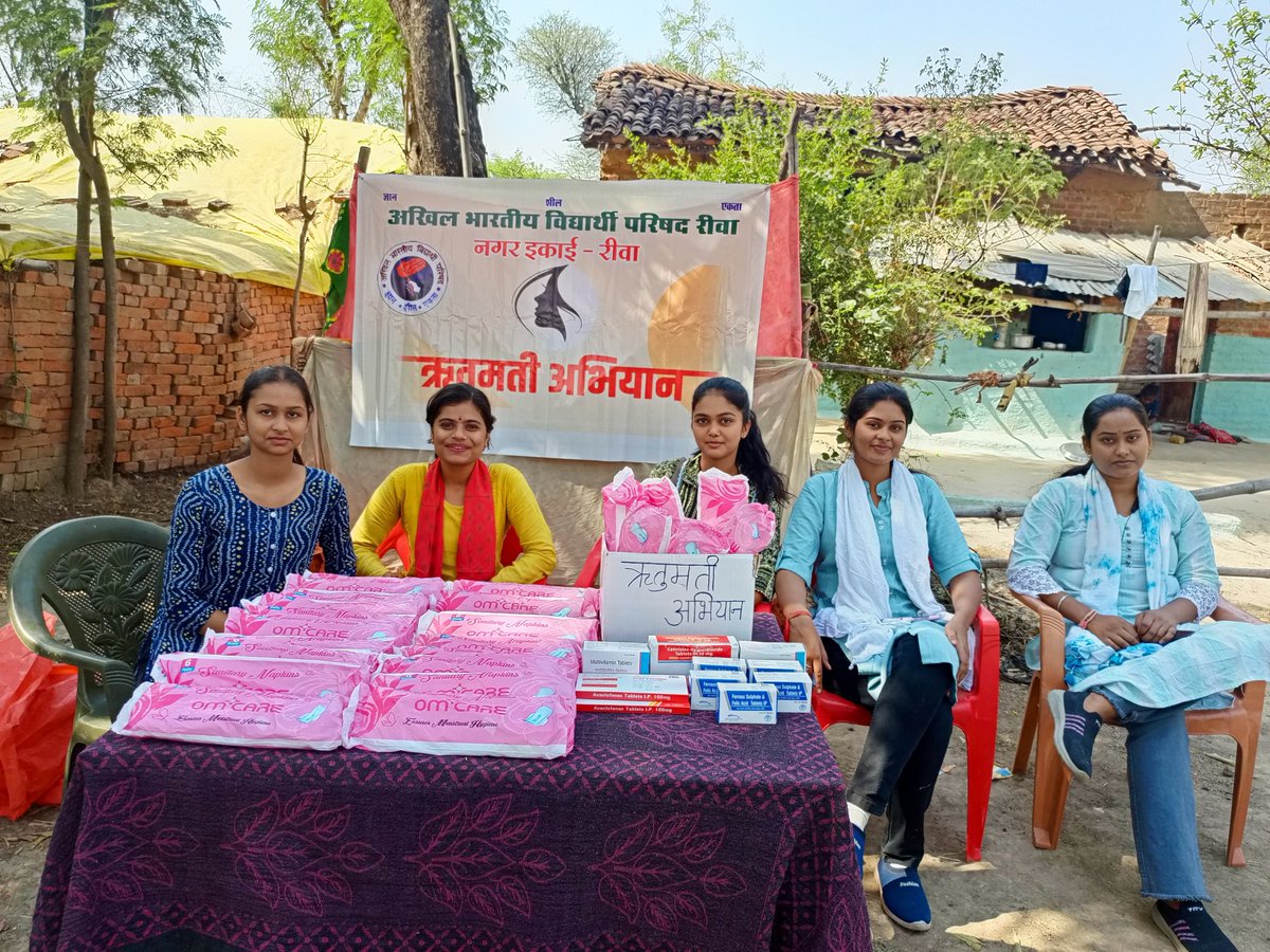 DeviSingh1925's tweet image. अभाविप, रीवा नगर द्वारा सेवार्थ विद्यार्थी के माध्यम से ऋतुमति अभियान के अन्तर्गत सैनिटरी पैड, मेडशिन  दवाईयों का वितरण किया गया तथा माहवारी स्वास्थ्य संबंधी विषय में जानकारी दी गई।
#RitumatiAbhiyan #StudentsForSeva