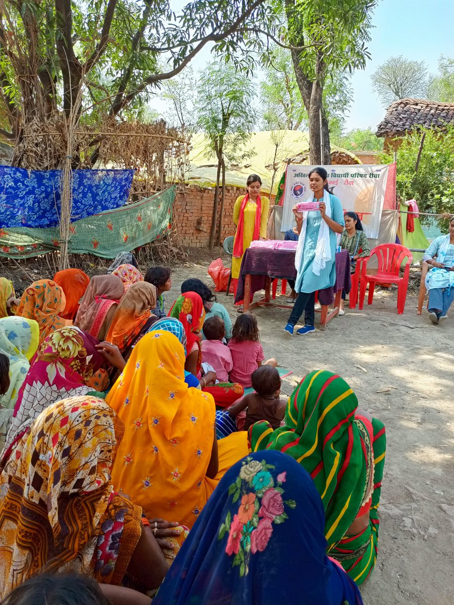 DeviSingh1925's tweet image. अभाविप, रीवा नगर द्वारा सेवार्थ विद्यार्थी के माध्यम से ऋतुमति अभियान के अन्तर्गत सैनिटरी पैड, मेडशिन  दवाईयों का वितरण किया गया तथा माहवारी स्वास्थ्य संबंधी विषय में जानकारी दी गई।
#RitumatiAbhiyan #StudentsForSeva