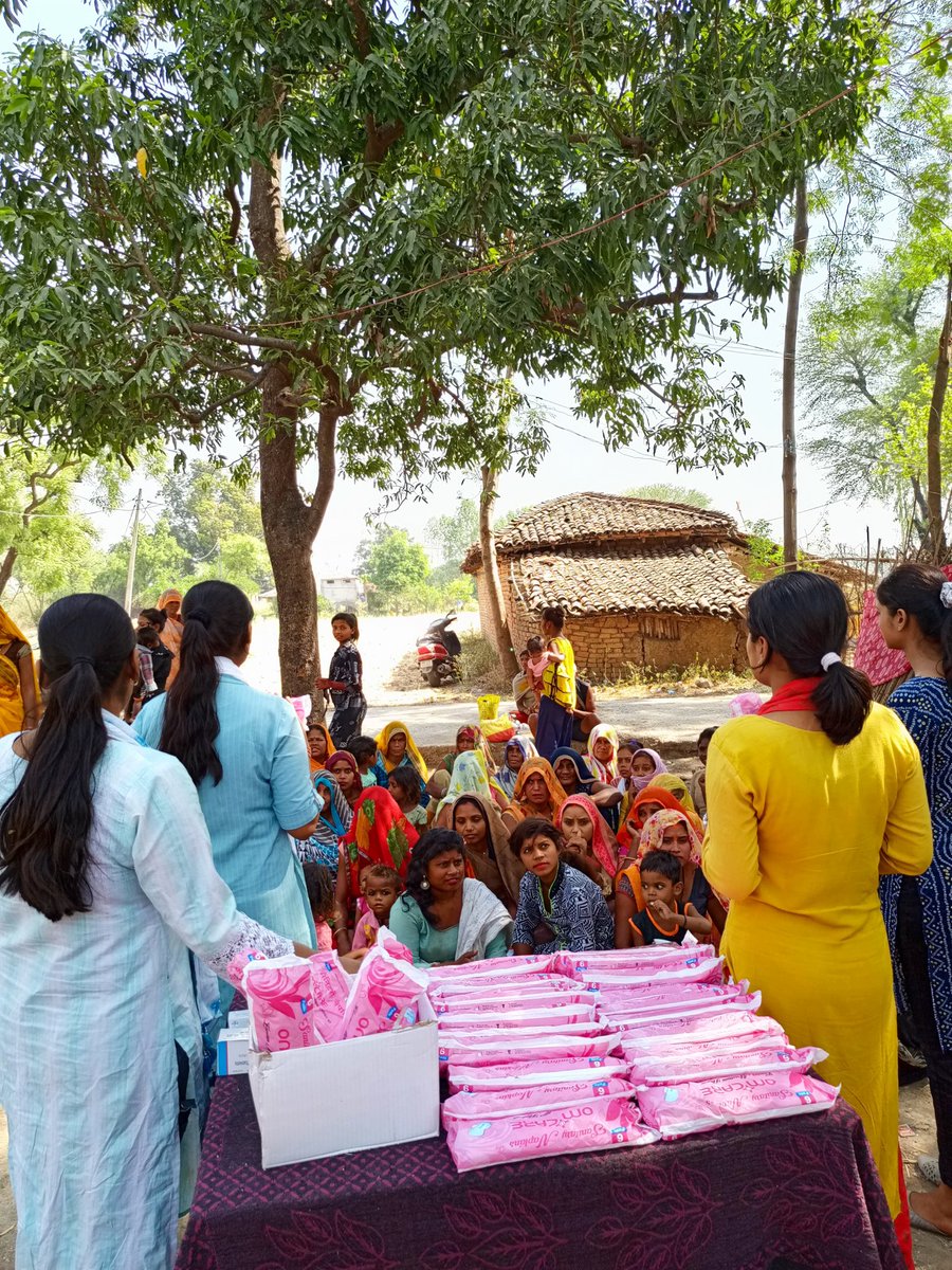 DeviSingh1925's tweet image. अभाविप, रीवा नगर द्वारा सेवार्थ विद्यार्थी के माध्यम से ऋतुमति अभियान के अन्तर्गत सैनिटरी पैड, मेडशिन  दवाईयों का वितरण किया गया तथा माहवारी स्वास्थ्य संबंधी विषय में जानकारी दी गई।
#RitumatiAbhiyan #StudentsForSeva