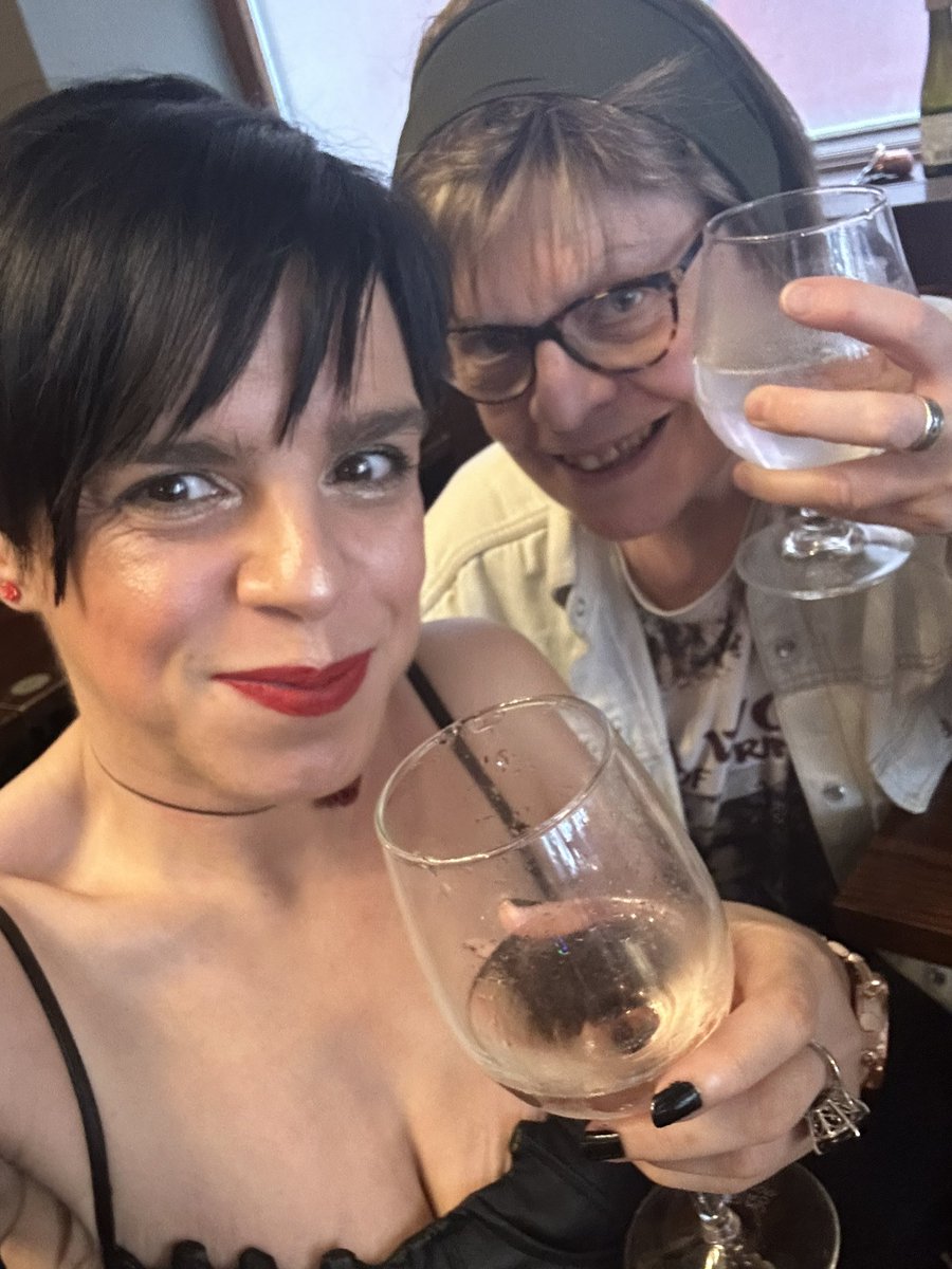 Anna Button tweet media