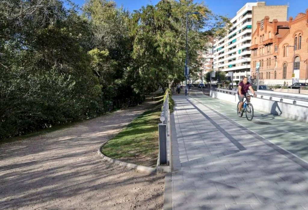 🚴El nuevo carril bici cicloturístico de Moreras en Valladolid, que sustituye al de Isabel la Católica, tiene muchas diferencias con el actual. 🔴Vamos a ver unas cuantas, dentro hilo.👇🧵