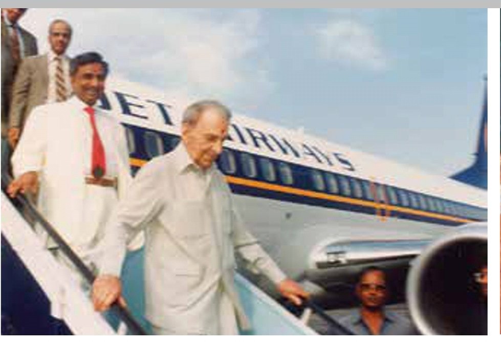 31 years ago today, this @Boeing #B737 operated the 1st @jetairways flight between #Mumbai and #Ahmedabad. The father of Indian #aviation - JRD Tata was the Chief Guest onboard. It began operations as an air taxi operator and was granted scheduled airline status in 1995. #AvGeek