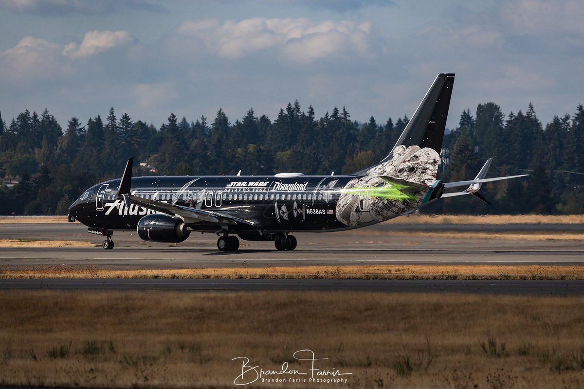 Happy 'May The Fourth Be With You!' Seen here is @AlaskaAir @Disneyland Star Wars Galaxy's Edge special at @flySEA. N538AS  Alaska Air @BoeingAirplanes 737-890 'Star Wars Galaxy's Edge' KSEA - Seattle-Tacoma International Airport September 29, 2022 #May4thBeWithYou