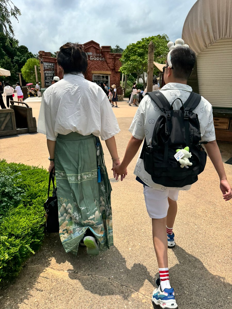 Sam53446179's tweet photo. 和baby 、朋友去迪士尼玩 https://t.co/Mtxuw8OK9F