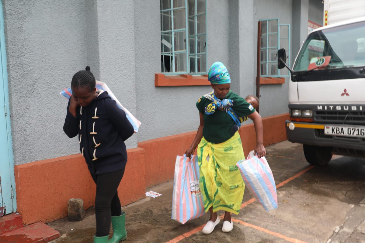 Wanavijiji_sdi's tweet image. Flood Relief Support Update:

On Day 2 of the first phase in Mathare, we were able to provide flood relief support to the most affected, hard-to-reach families in Mathare Village 2, Kiamutisya, Mathare 3B, Mathare 4B, and Gitathuru.

We aim to support over 62,000 families…