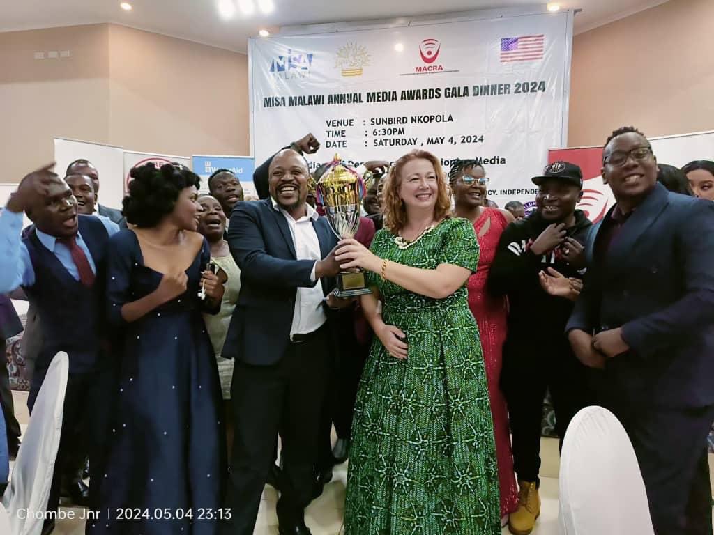 UKinMalawi's tweet image. Congratulations to all winners at the MISA Malawi Media Awards last evening in Mangochi

The British High Commissioner Fiona Ritchie presented Media House of the Year and Life Time Achiever Awards.

We look forward to another year of media excellence. 🇬🇧 🇲🇼

#DefendMediaFreedom