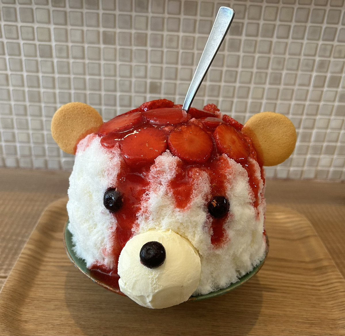 脳天かち割られたクマのかき氷食べてきた❗️いちごめっちゃうまい🍓