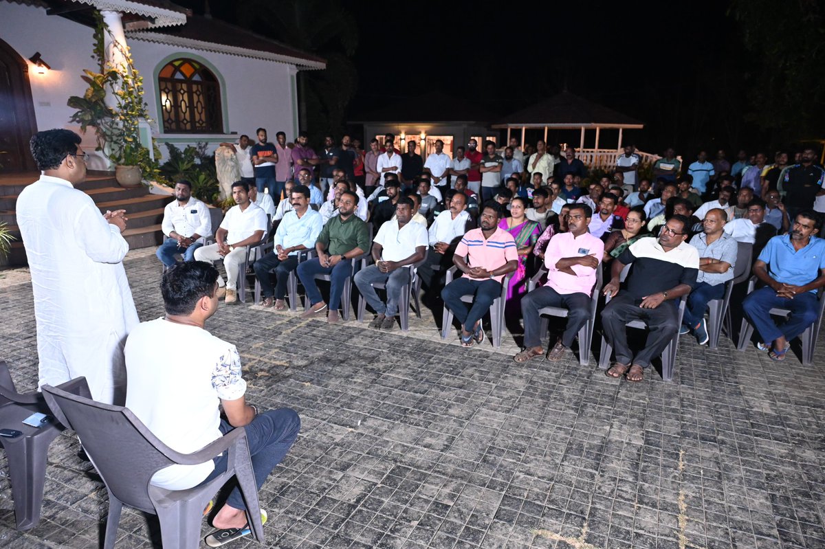 Addressed corner meeting at Virnoda, #Mandrem, along with MLA Jeet Arolkar and other Karyakartas. Received a positive response, indicating @BJP4Goa's lead in Mandrem. Grateful to all well-wishers and Voters who attended the meeting.