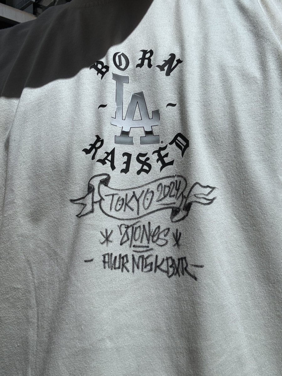 born x raisedのBOSS 
Alex/2TONEとも撮影してもらってブチ上がり。
Tシャツにサインまで🔥
今日一の出来栄えだそうw
#bornxraised
#alex2tone