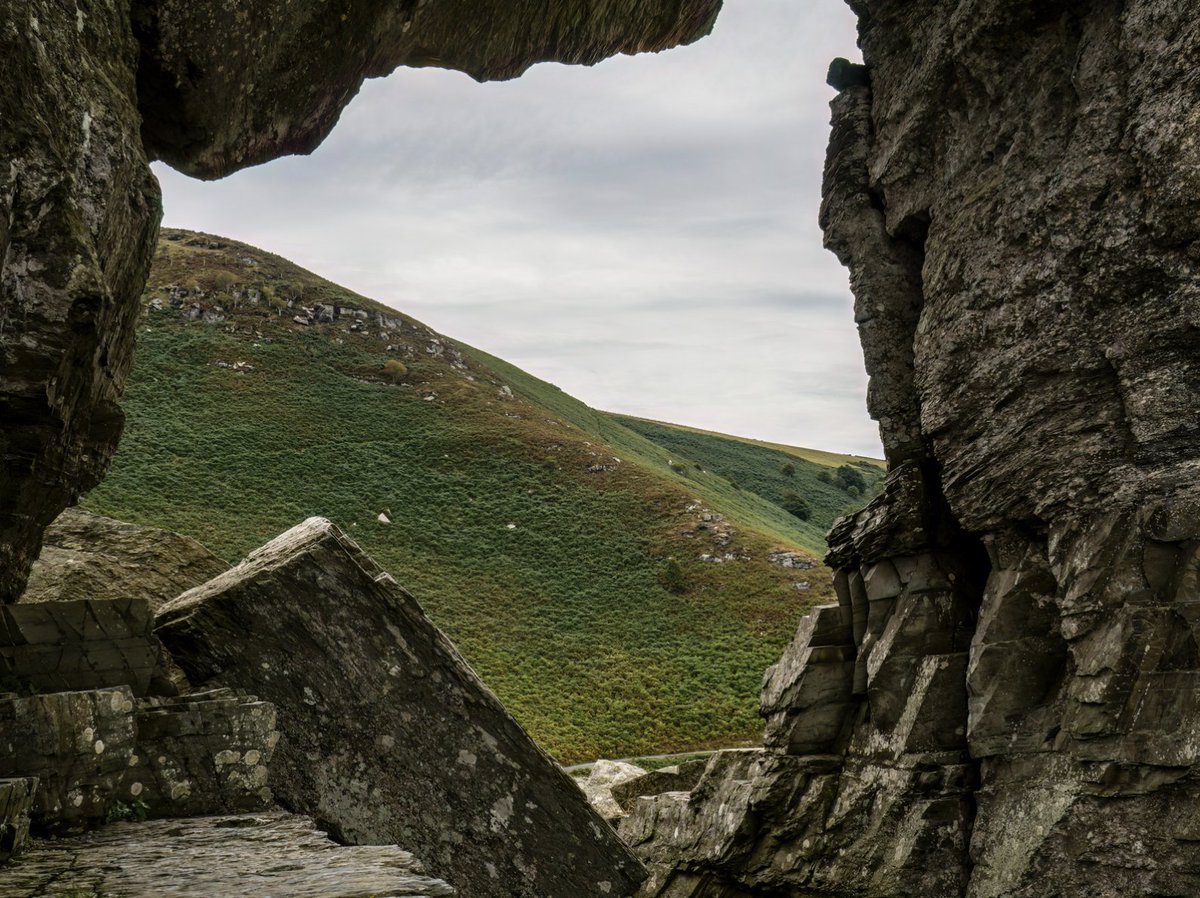 We love this shot taken at the highest point at Castle Rock. Valley of Rocks has a number of excellent walks around it and plenty of stunning views from all angles! 🔗 bit.ly/49FExn3