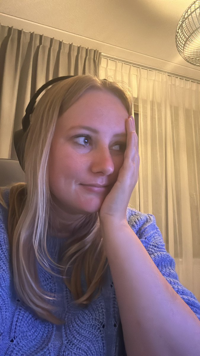 Zo zat ik er gisteravond bij na mijn stream.. wauw! 

Een stream met veel emoties en respect maar ook hele lieve gekke mensen die me ontzettend supporten, waardoor een ziek hypetrain record neer gezet. 

Tevens samen met de stream 2 min stil geweest en stilgestaan bij 4 mei. ❤️