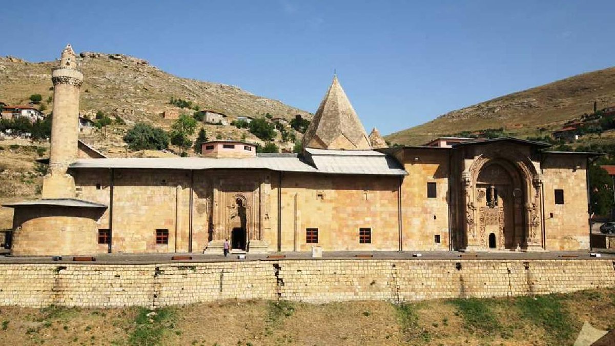 Evliya Çelebi onu 'Methinde diller kısır, kalem kırıktır' sözleriyle anlatıyor...

Sivas'taki Divriği Ulu Camii ve Darüşşifası'nda restorasyon çalışmaları tamamlandı. Tarihi cami, yarın Cumhurbaşkanı Erdoğan'ın uzaktan bağlantısı ile ziyarete ve ibadete açılacak.…