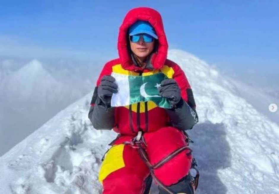 🇵🇰 Naila Kayani summited Makalu, becoming the first woman in Pakistan's history to summit 11 x 8,000m peaks. #Mountain #Nepal #Pakistan
