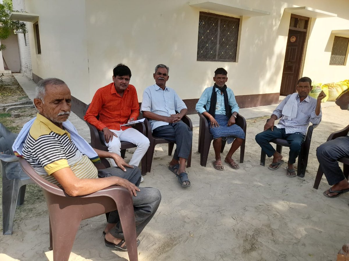 ChiluliVillage's tweet photo. आज ग्राम पंचायत #चिलूली, तिलोई अमेठी में आगामी लोकसभा चुनाव में भाजपा पदाधिकारियों ने मतदाताओं के साथ सीधा संवाद कर उनसे #BJP प्रत्याशी श्रीमती @smritiirani जी के समर्थन में मतदान करने की अपील की।
#MeraBoothSabseMazboot #PhirEkBaarModiSarkar #LokSabhaElection #Amethi #Chiluli https://t.co/9wZFTL8k22