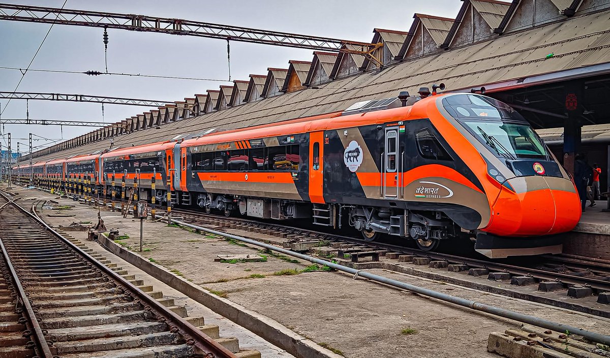 ये भारत के आम लोगों के लिए नान एसी ट्रेन है? 

भारत के जन साधारण के लिए चमचमाती ट्रेन। 

ये है मोदी का नया भारत #NewIndia 

#AbakiBaar400Paar #ModiAgainIn2024 #ModiHaiToNumkinHai