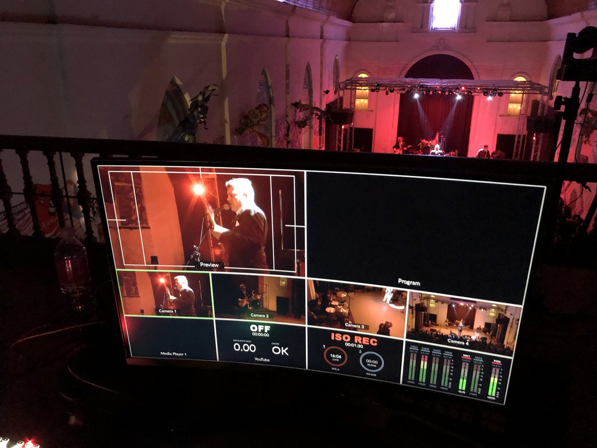 Una banda llamada 
<a href="/esquizitos/">Los Esquizitos</a> 
30 AÑOS 30
Un chingo de abrazos