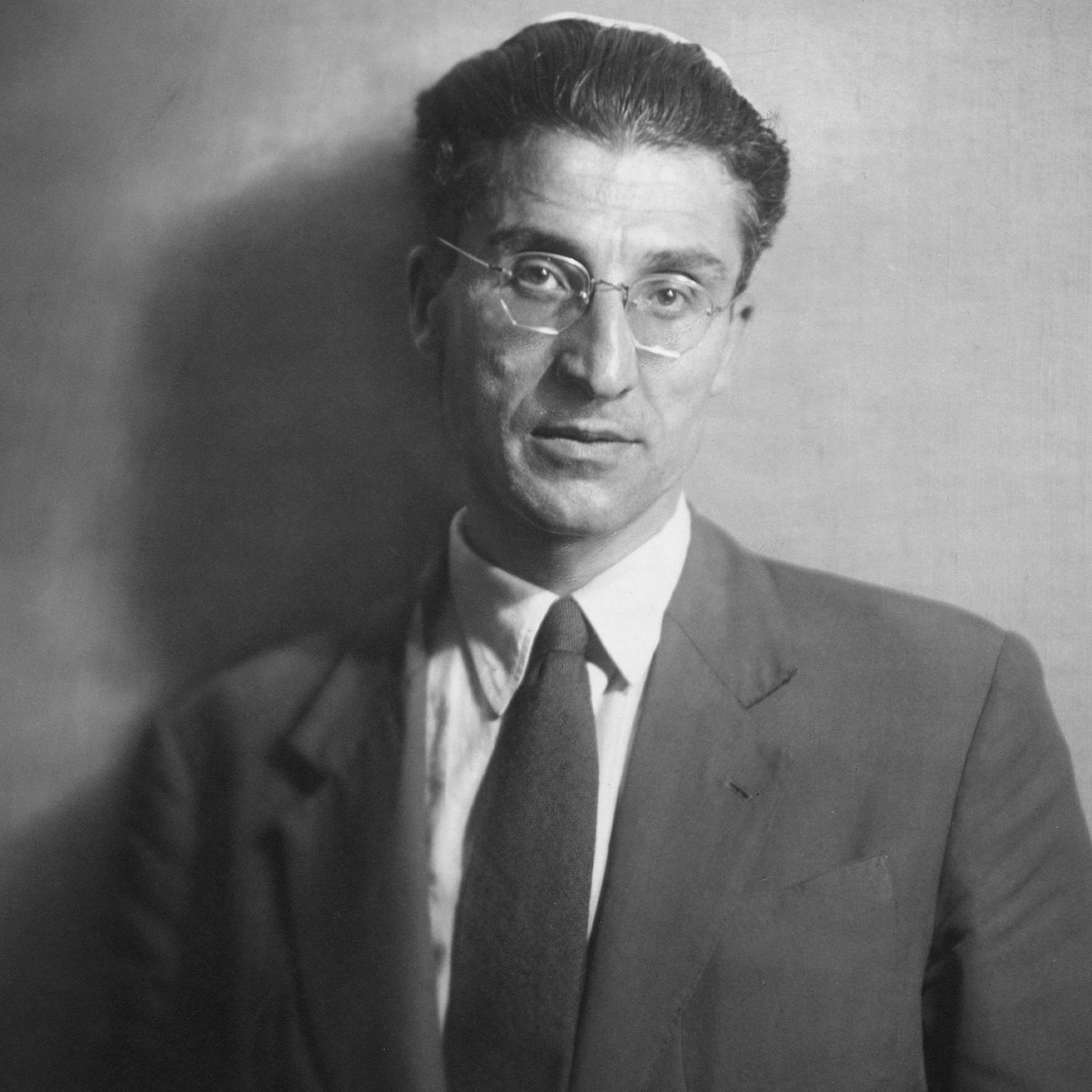 Pavese l’uomo sanguina e muore, – ma canta la gioia tra la terra ed il cielo, la gran meraviglia di città e di foreste. Avrò tempo domani a rinchiudermi e stringere i denti. Ora tutta la vita son le nubi e le piante e le vie, perdute nel cielo.