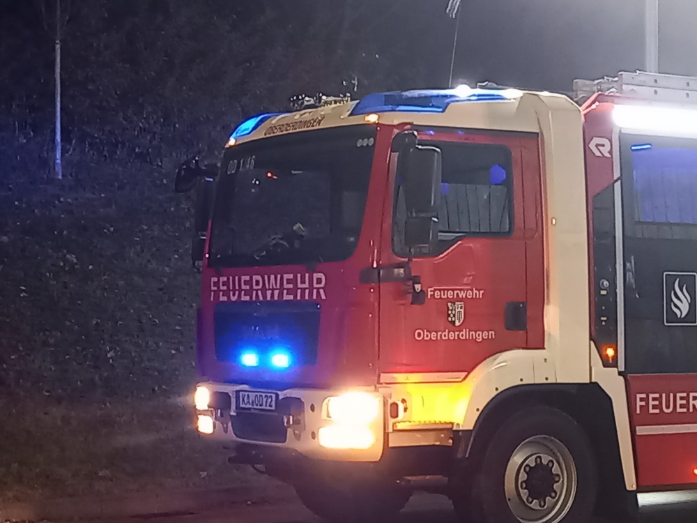 Am Samstagabend wurde die Nachtalarmgruppe der Abteilung Oberderdingen um 22.22 Uhr zu einem technischen Hilfeleistungseinsatz in die Brettener Straße alarmiert. Die Polizei forderte die Feuerwehr zu einer Verkehrsflächenreinigung nach.
Mehr: ogy.de/368m