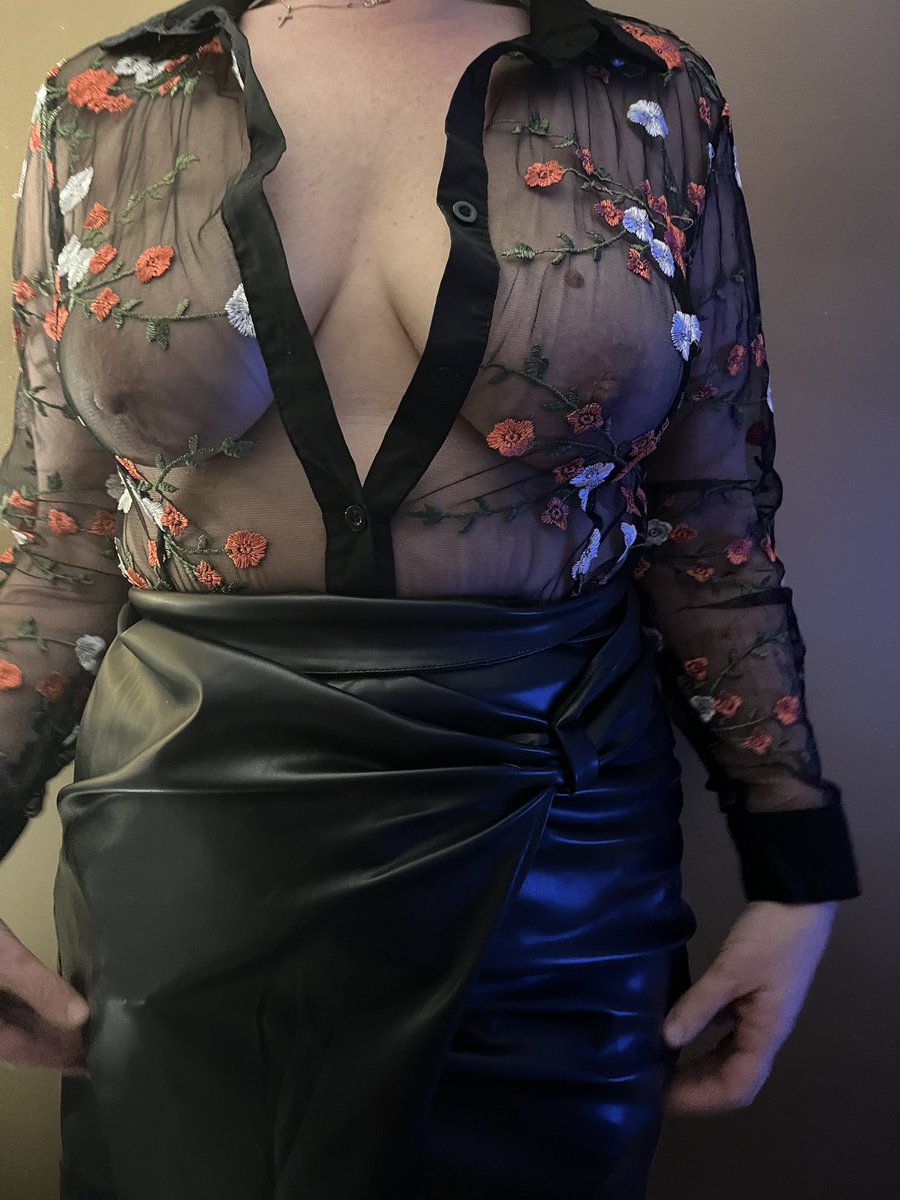 This week’s leather MILF @SatinShell in a simply lovely leather skirt ready for cum. I’m rock hard.