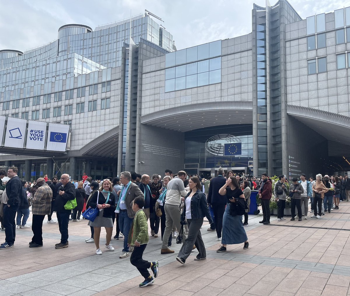W Brukseli już wczoraj świętowaliśmy Dzień Europy! Tłumy przed @Europarl_PL otwierającym swoje drzwi dla odwiedzających 🇪🇺 #EuropeDay @grupaepl @Platforma_org