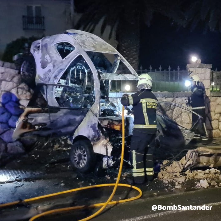 BombSantander's tweet photo. ACCIDENTE TRÁFICO
Esta noche @112Cantabria solicita intervención en accidente en B° La Sierra de Liencres.
Desplazamos autotanque 🚒 y grúa por choque de vehículo contra poste,con evolución a incendio.
1 herido grave y lamentamos 1 víctima mortal.
@guardiacivil  hace diligencias. https://t.co/R3S0BBF0iw