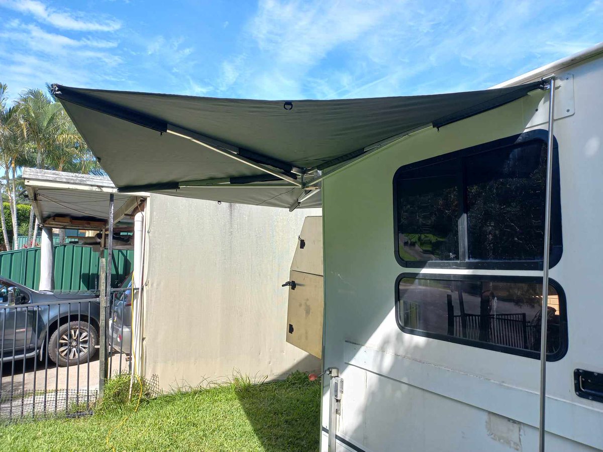 BEFORE : Working on nose cone & 270 degree awning AFTER : Awning on & operational Just one man building his revolutionary invention. This hybrid camper trailer/caravan prototype is still in the making. #watchthisspace #staytuned #beforeandafter #oneman #revolutionary #invention