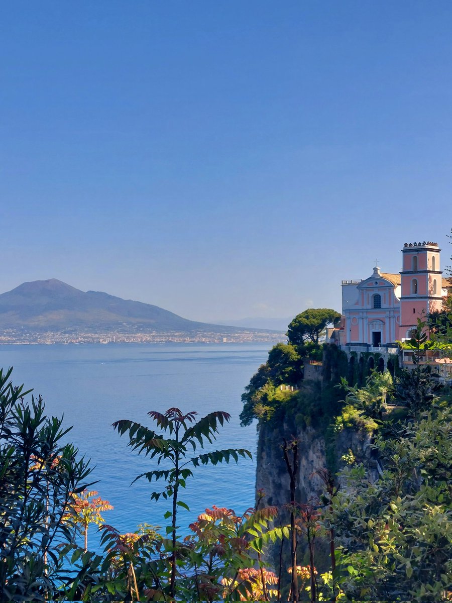 'Respiro il fresco che mi lascia il colore del cielo' (Vico Equense. A week ago. 📷mia)